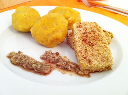 Kürbis-Knödel mit Tofu im Sesammantel und Kürbiskern-Pesto