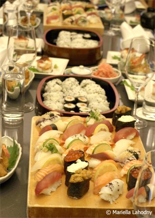 Tisch mit Bergen an Sushi