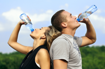 Paar trinkt Wasser nach dem Sport