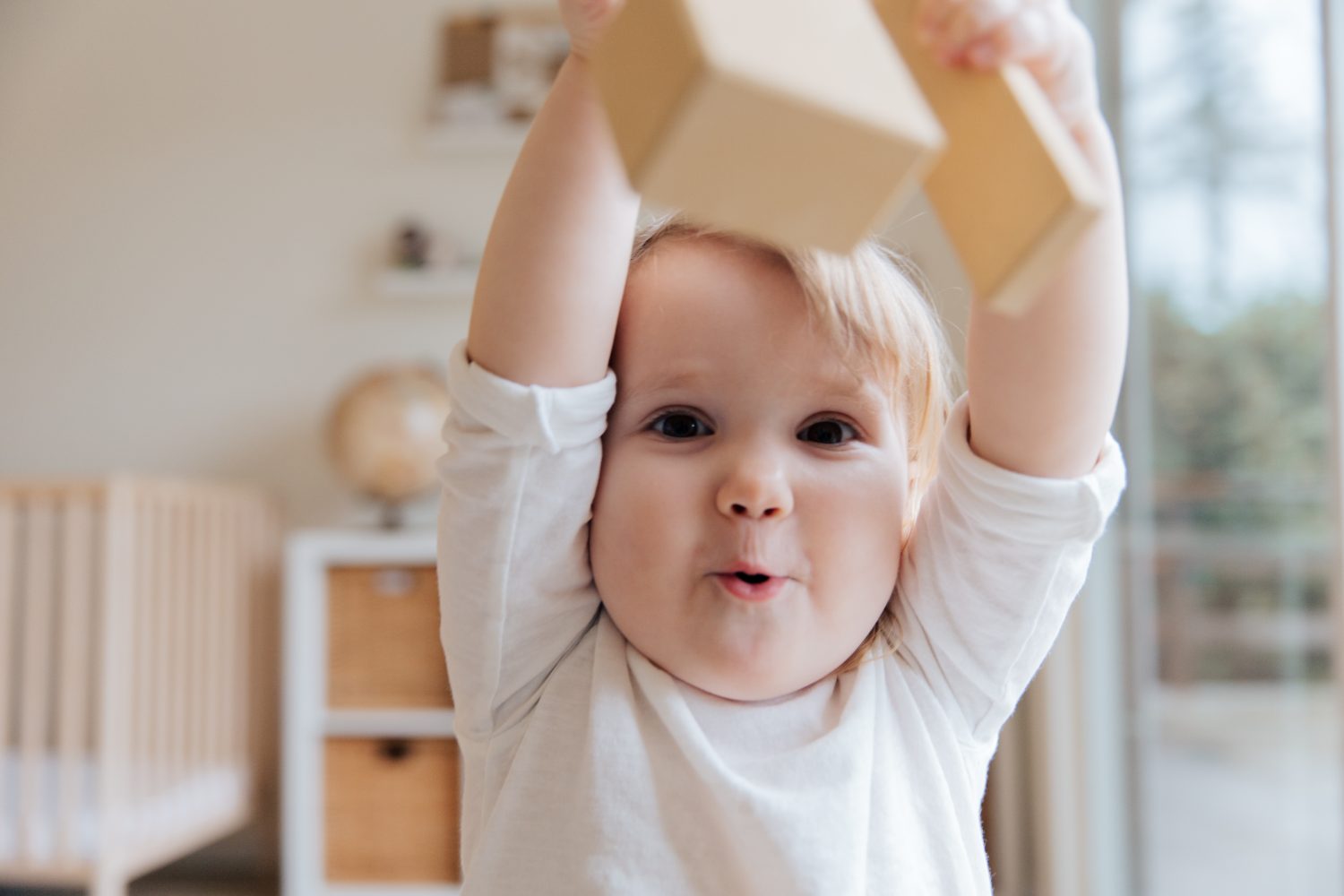 Baby mit Bauklötzen