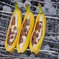 3 Bananen mit Schokostückchen auf einem Griller