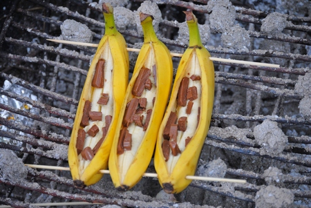 3 Bananen mit Schokostückchen auf einem Griller