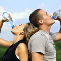 Paar trinkt Wasser nach dem Sport