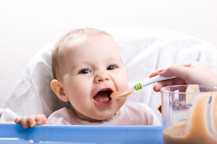 Baby wird gefüttert